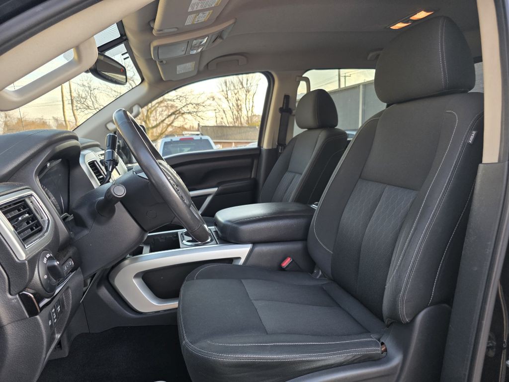 2017 Nissan Titan Image 20