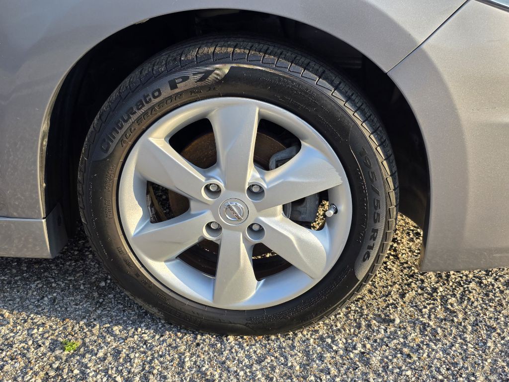 2012 Nissan Versa Image 8