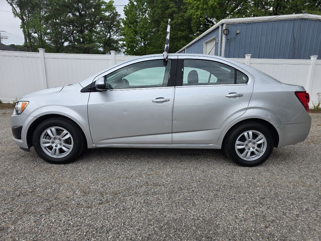 2016 Chevrolet Sonic Image 2