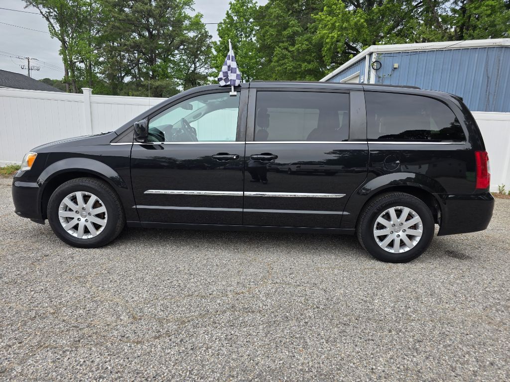 2014 Chrysler Town & Country Image 2