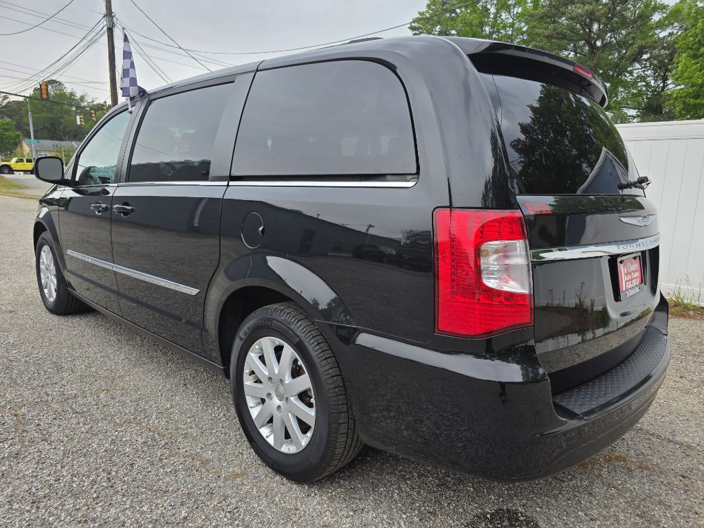 2014 Chrysler Town & Country Image 8