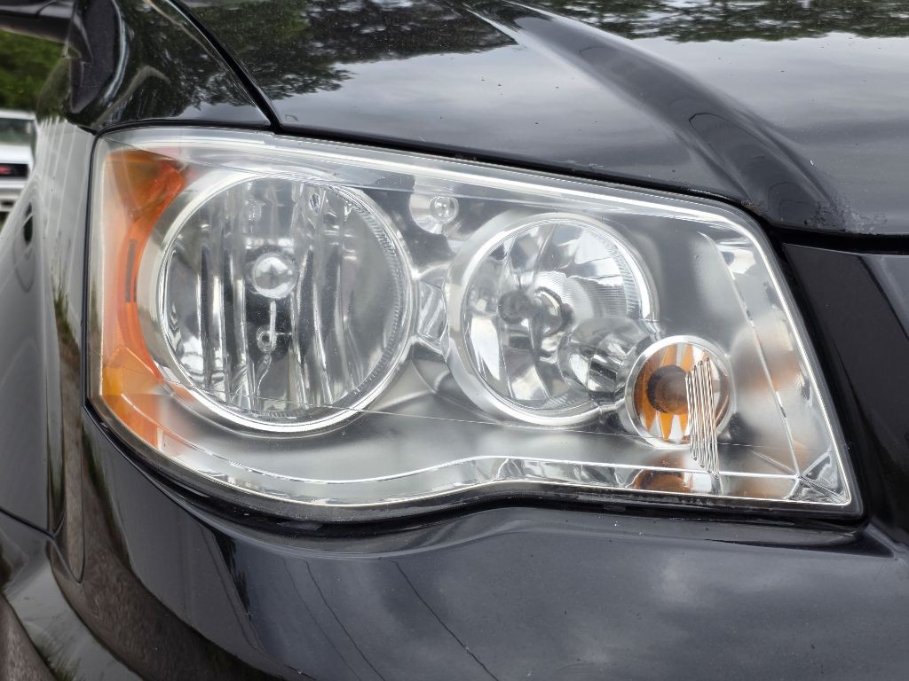 2014 Chrysler Town & Country Image 9