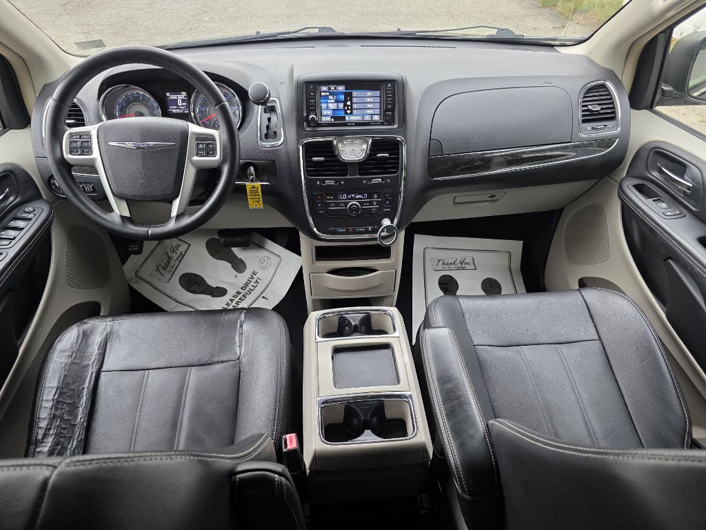 2014 Chrysler Town & Country Image 15