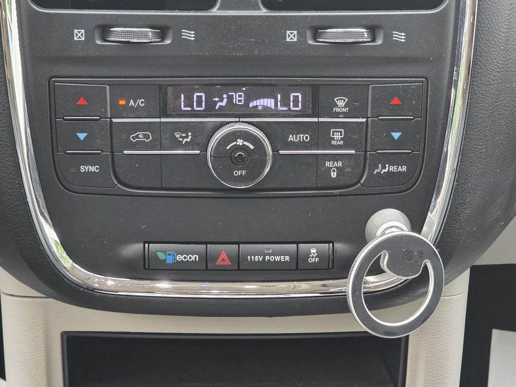 2014 Chrysler Town & Country Image 16