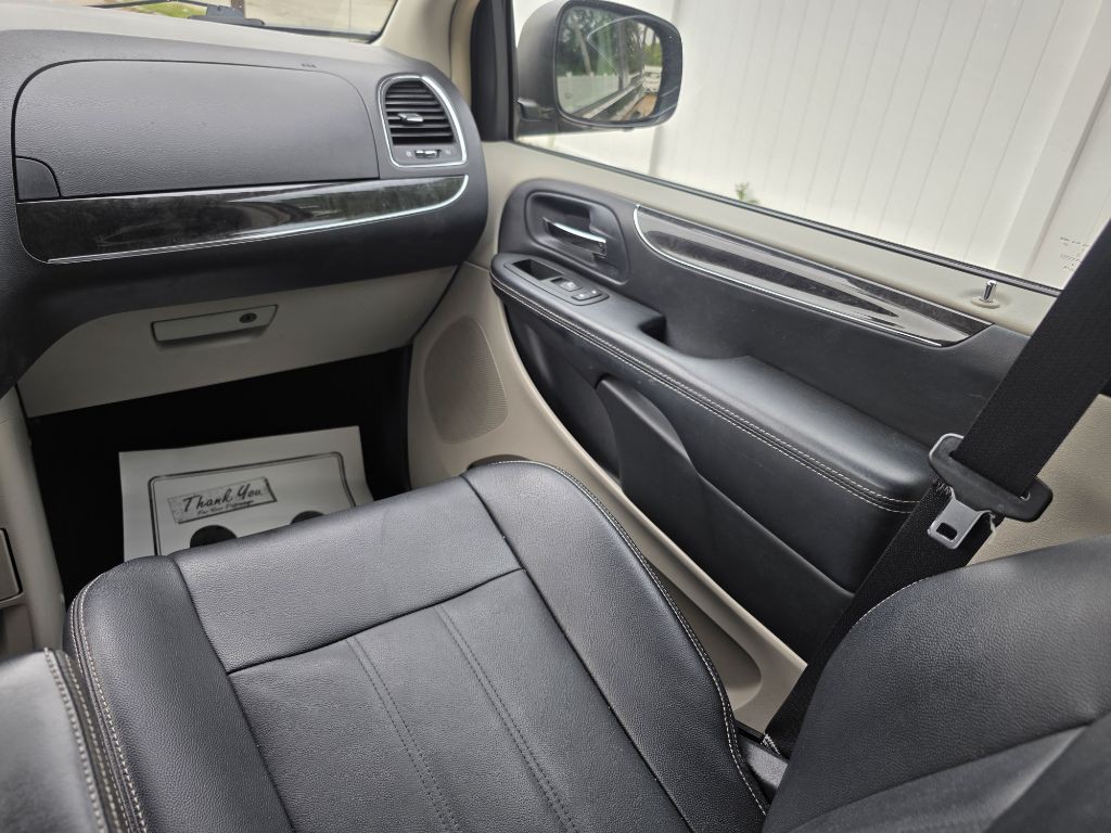 2014 Chrysler Town & Country Image 17
