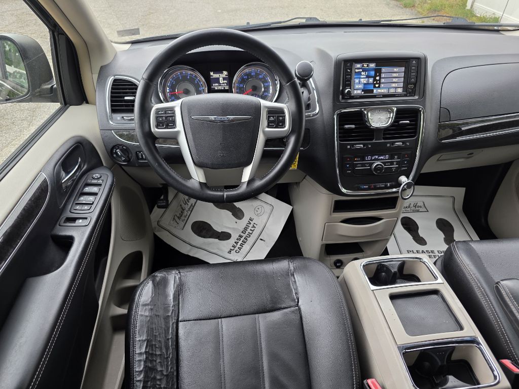 2014 Chrysler Town & Country Image 20