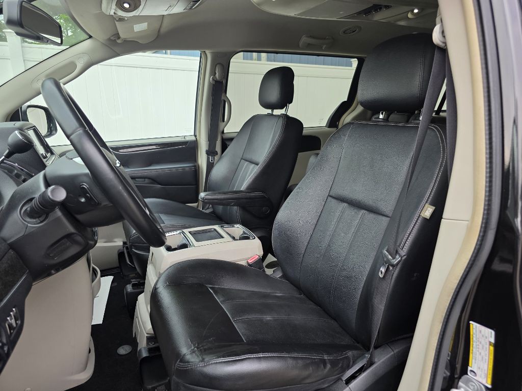 2014 Chrysler Town & Country Image 22