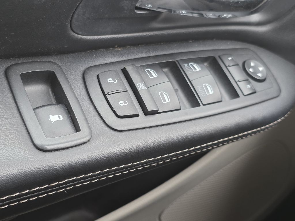 2014 Chrysler Town & Country Image 23