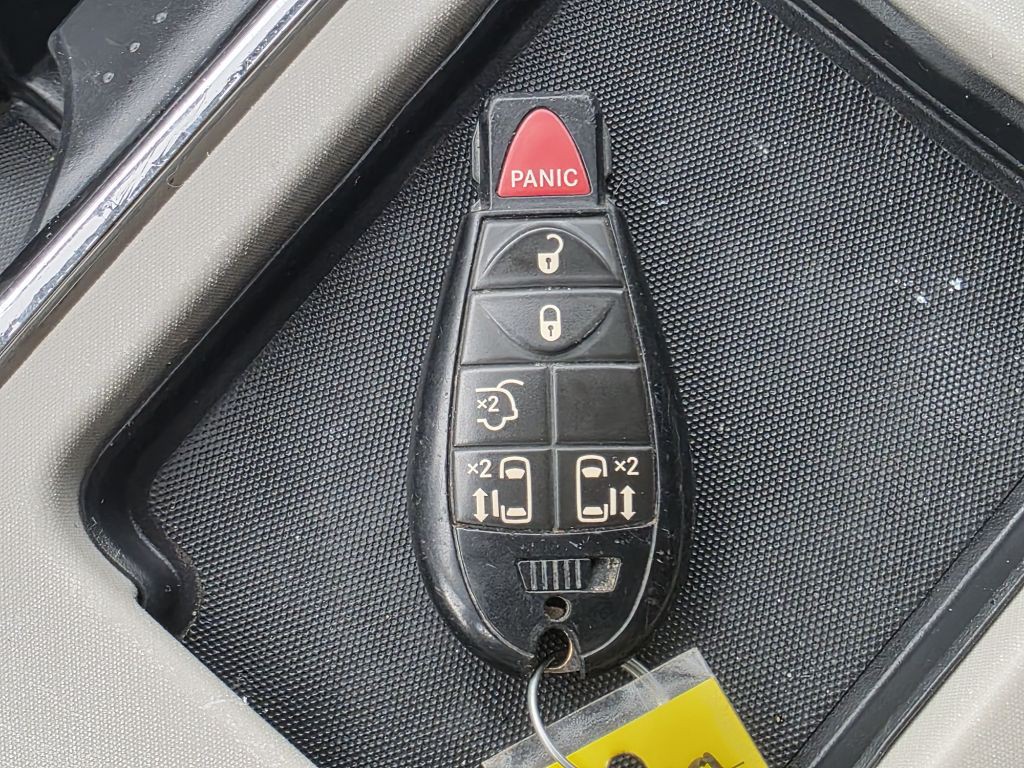 2014 Chrysler Town & Country Image 27