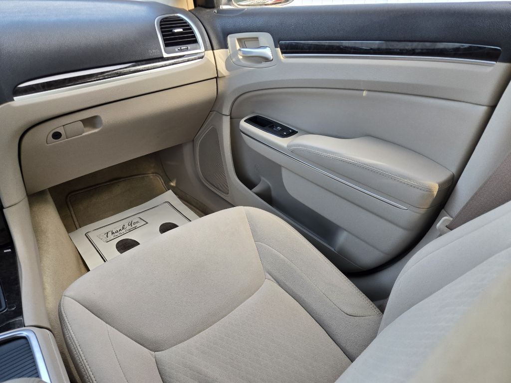 2012 Chrysler 300 Image 16