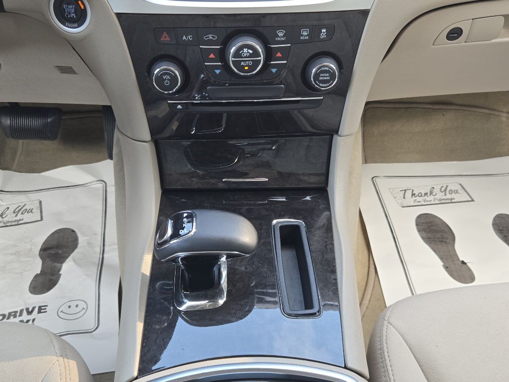2012 Chrysler 300 Image 17