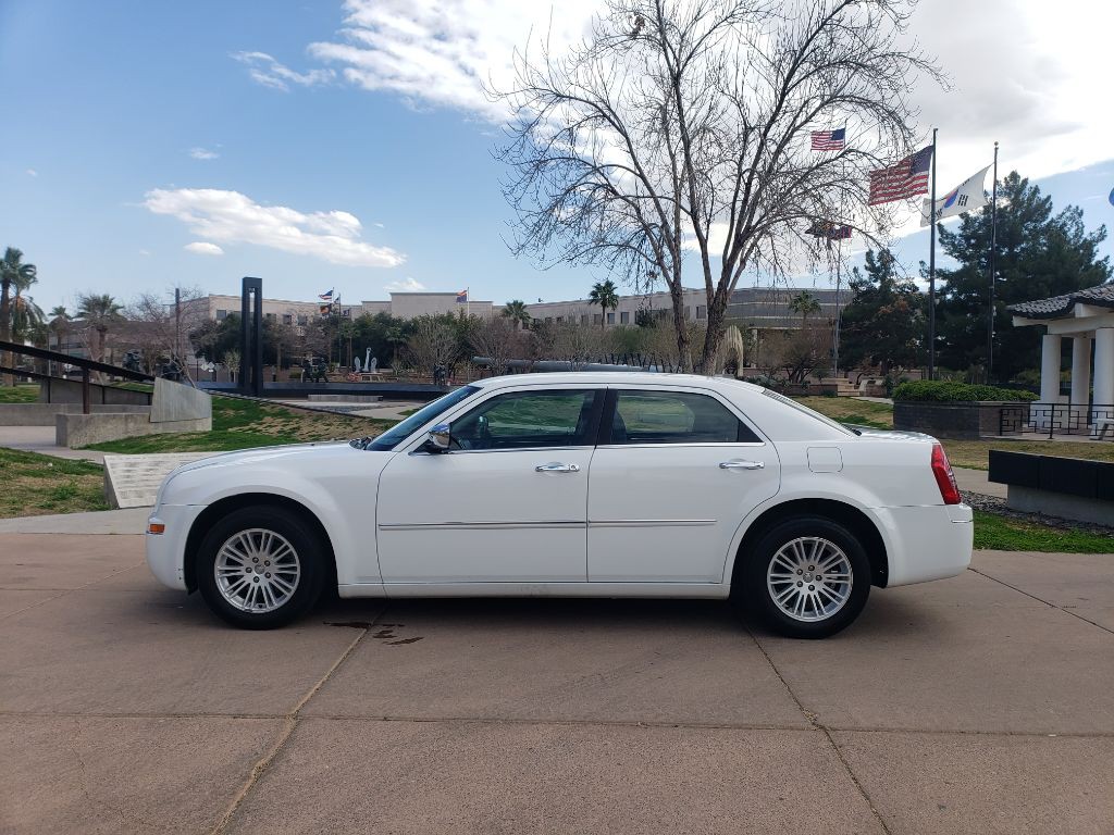 2010 Chrysler 300 Image 2