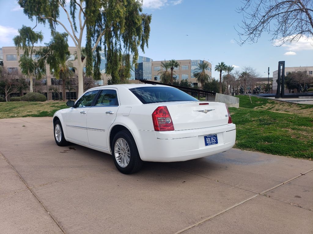 2010 Chrysler 300 Image 3