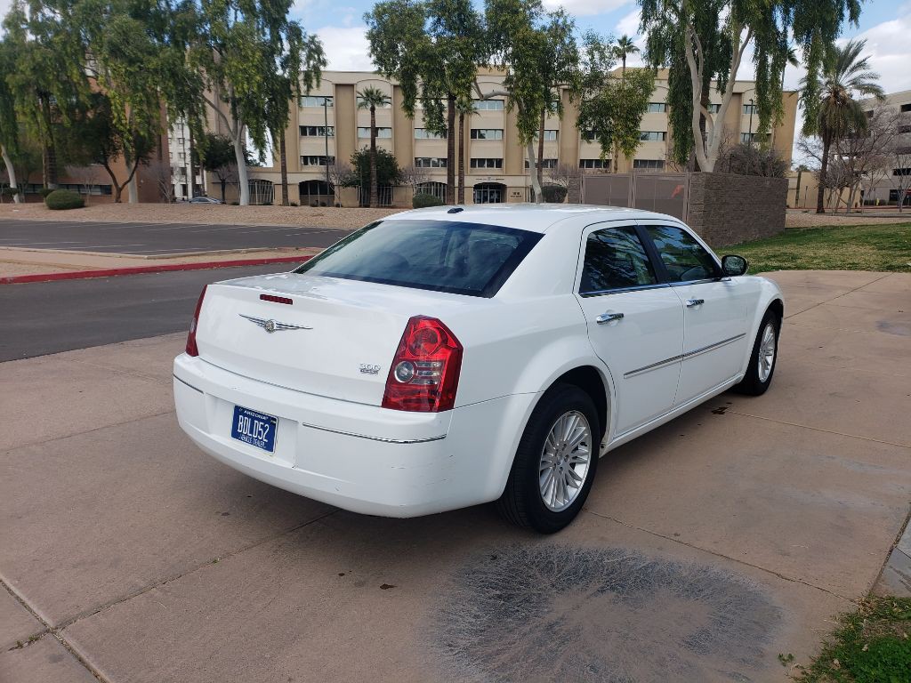 2010 Chrysler 300 Image 5