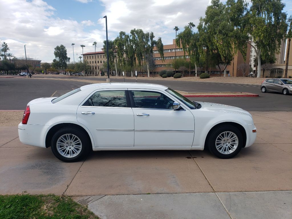 2010 Chrysler 300 Image 6