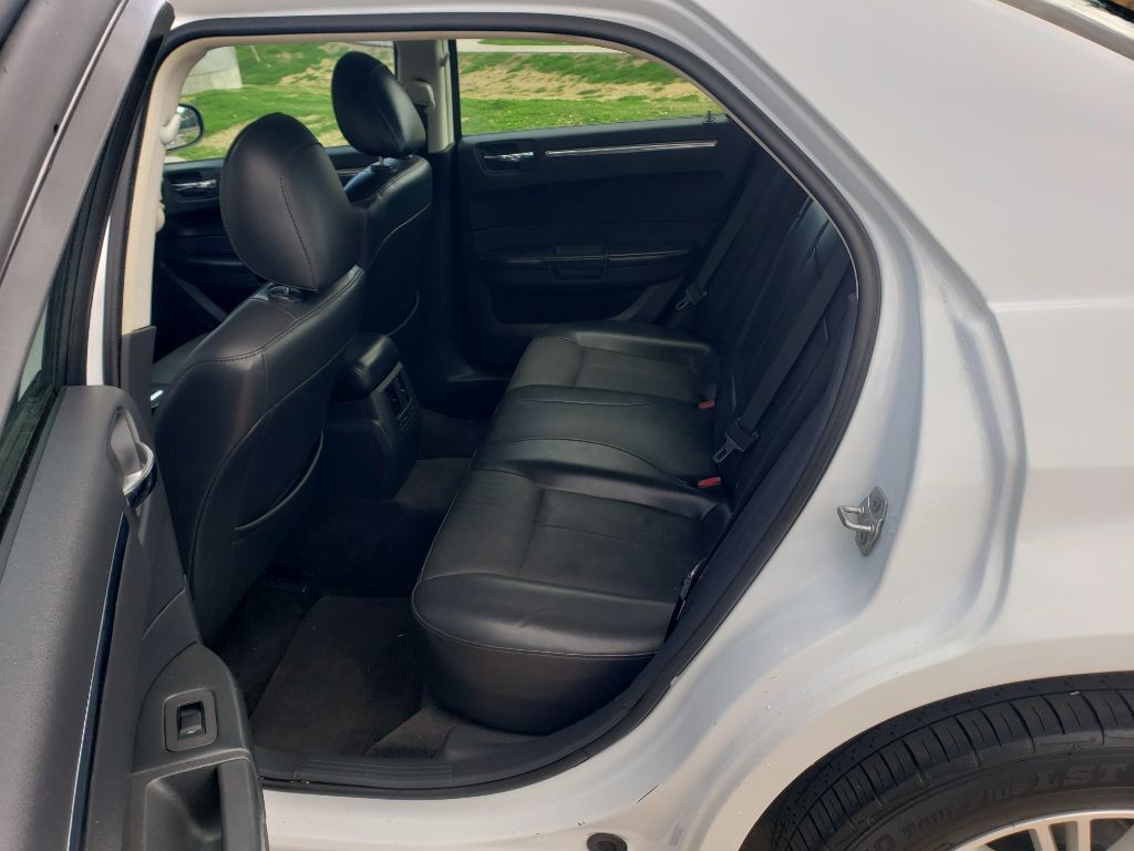 2010 Chrysler 300 Image 9