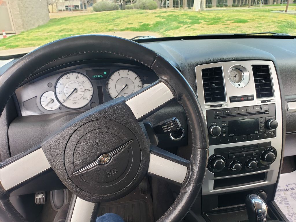 2010 Chrysler 300 Image 11