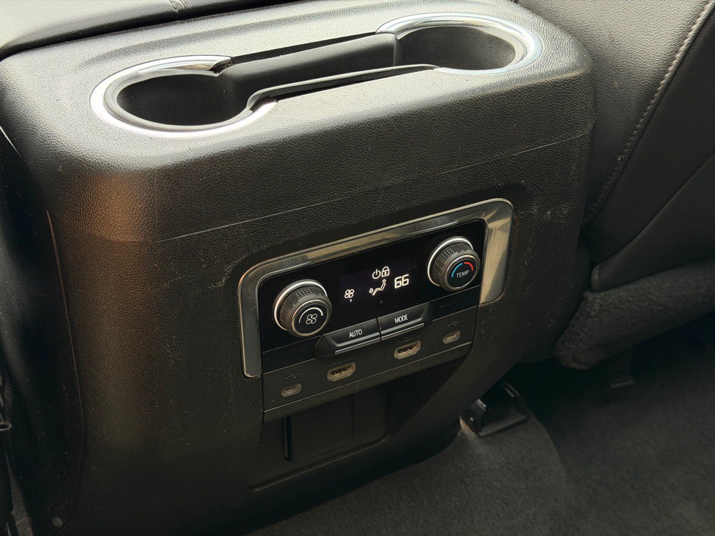 2021 Chevrolet Suburban Image 12