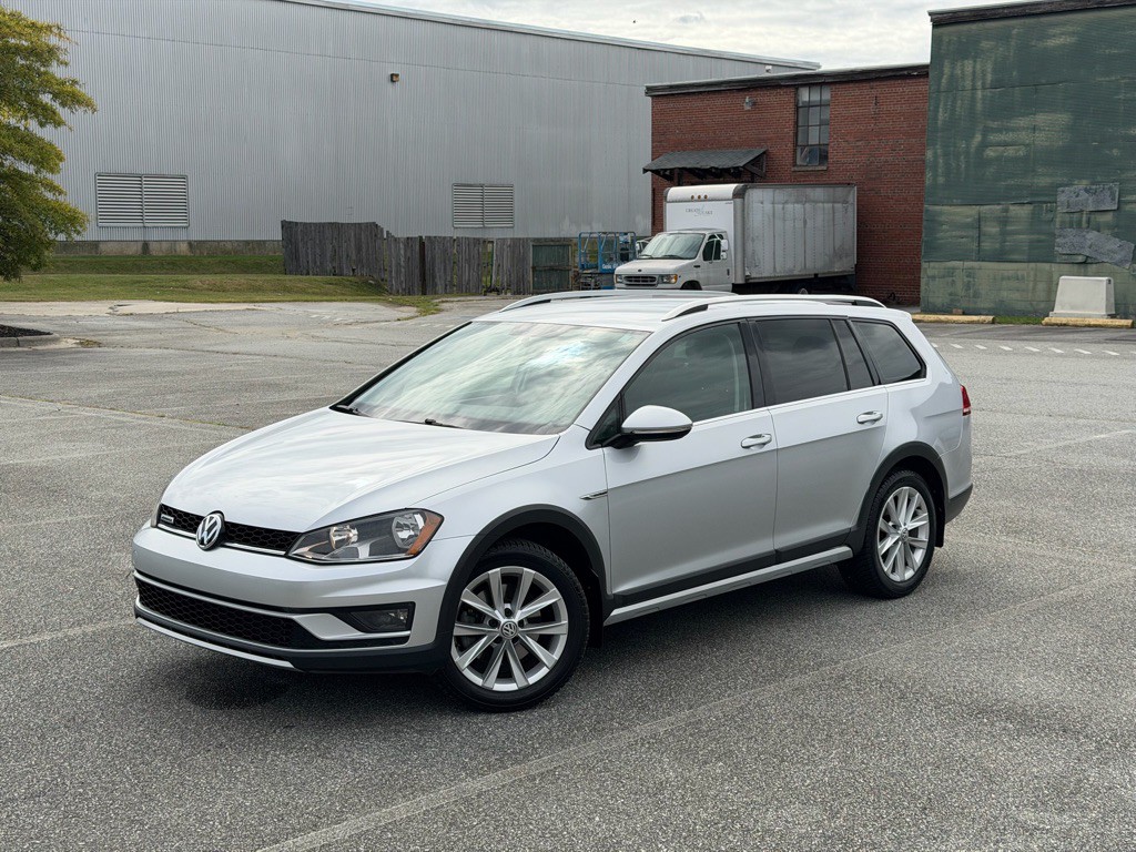 2017 Volkswagen Golf Image 2