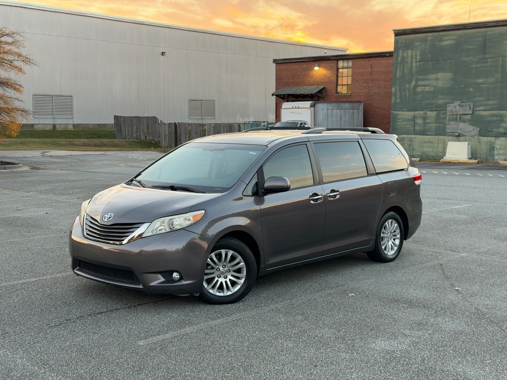 2014 Toyota Sienna Image 2