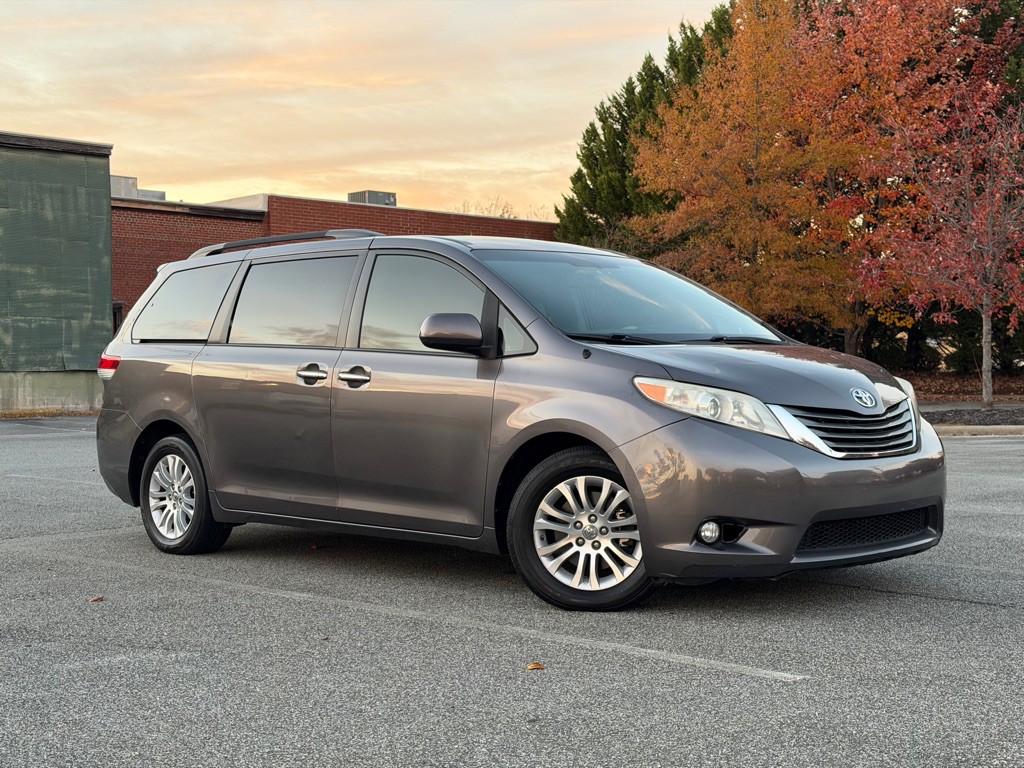 2014 Toyota Sienna Image 3