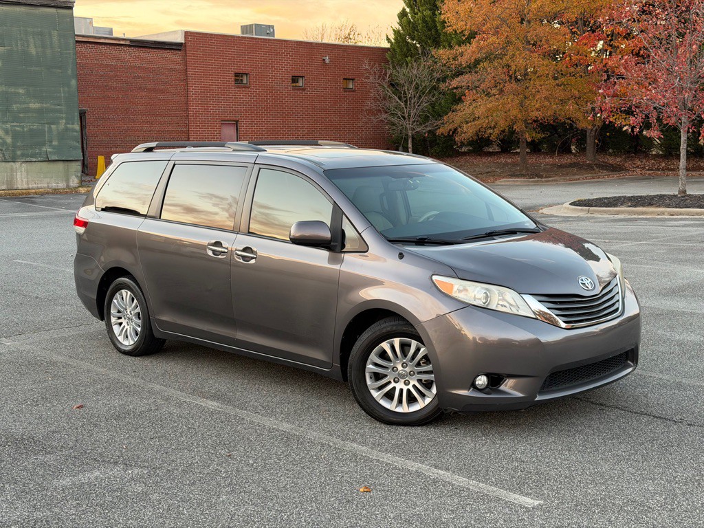 2014 Toyota Sienna Image 4