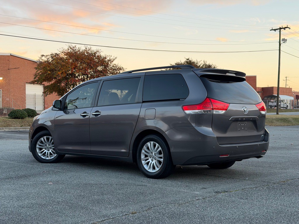 2014 Toyota Sienna Image 5