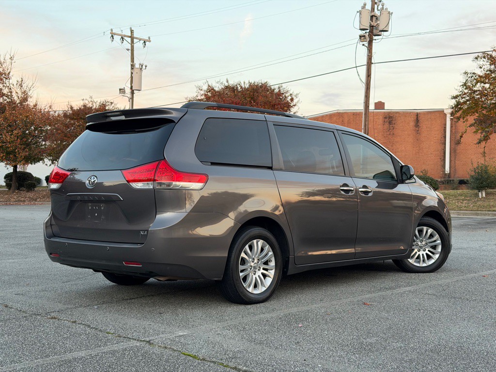 2014 Toyota Sienna Image 6