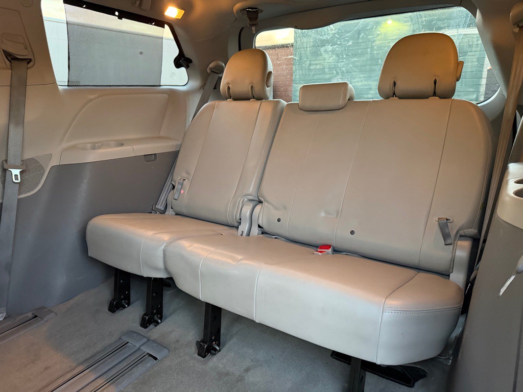 2014 Toyota Sienna Image 8