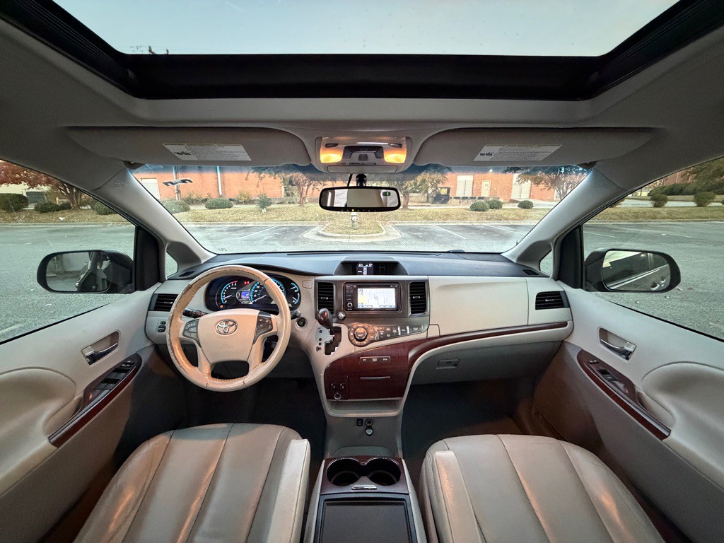 2014 Toyota Sienna Image 10