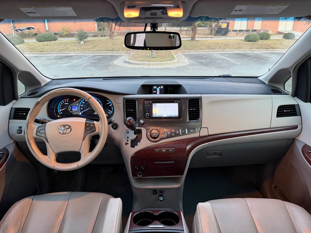 2014 Toyota Sienna Image 11