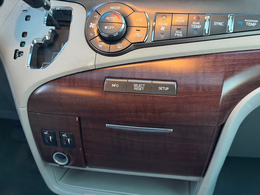 2014 Toyota Sienna Image 13