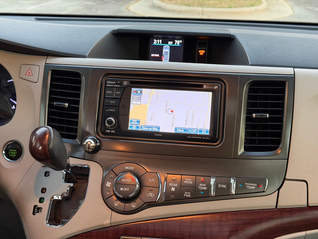 2014 Toyota Sienna Image 14