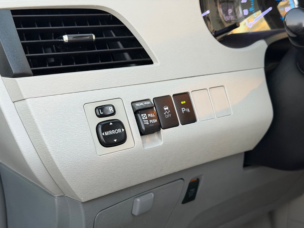 2014 Toyota Sienna Image 15