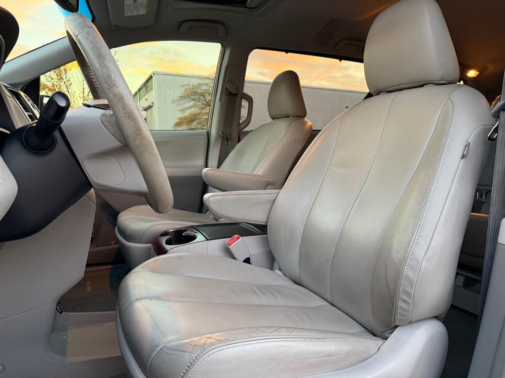 2014 Toyota Sienna Image 16