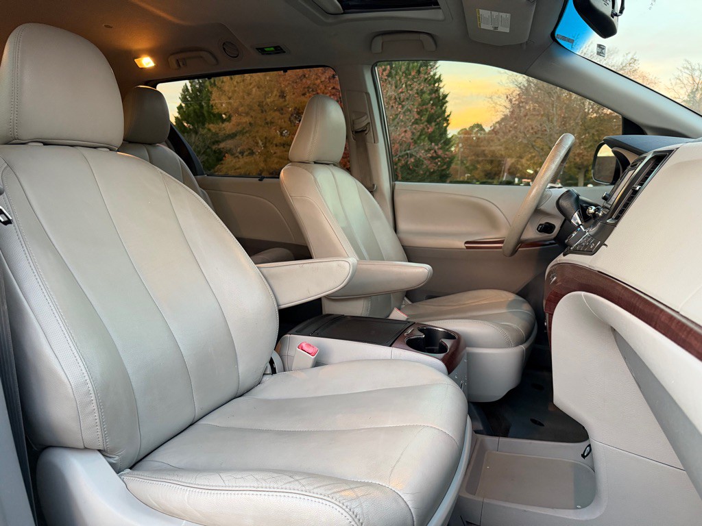 2014 Toyota Sienna Image 17