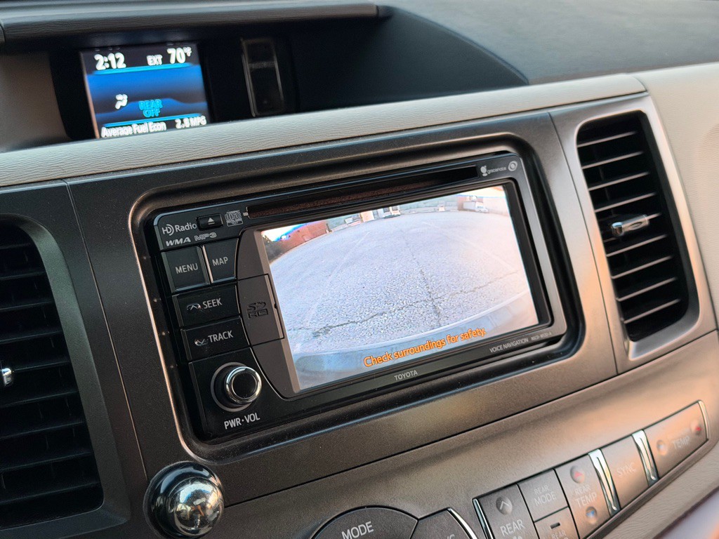 2014 Toyota Sienna Image 18