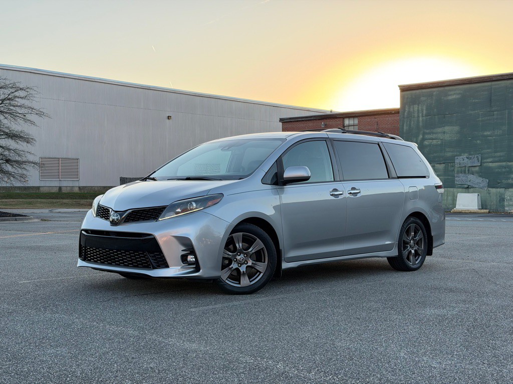 2020 Toyota Sienna Image 1