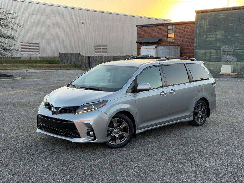 2020 Toyota Sienna Image 2