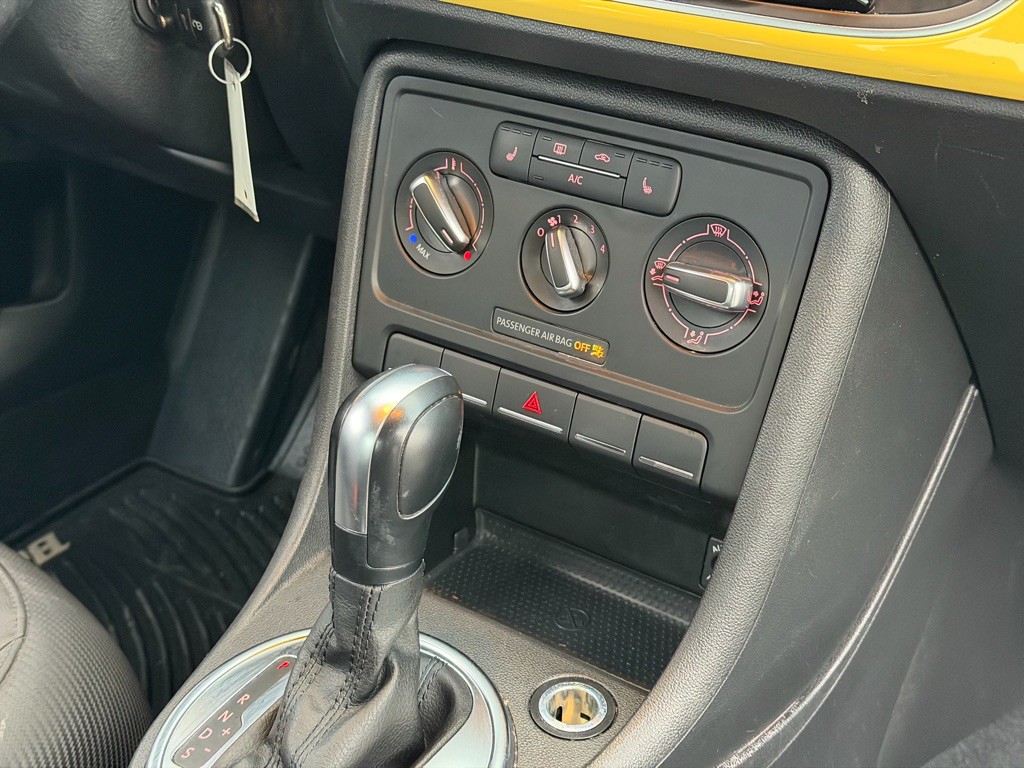 2014 Volkswagen Beetle Image 12