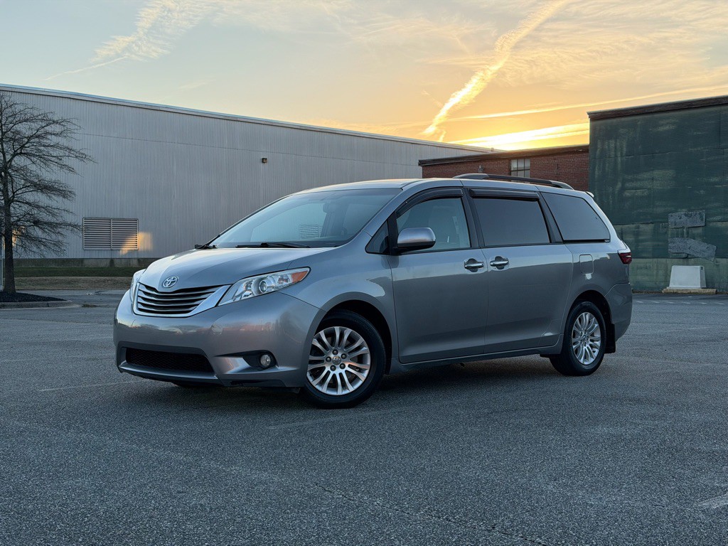 2016 Toyota Sienna Image 1