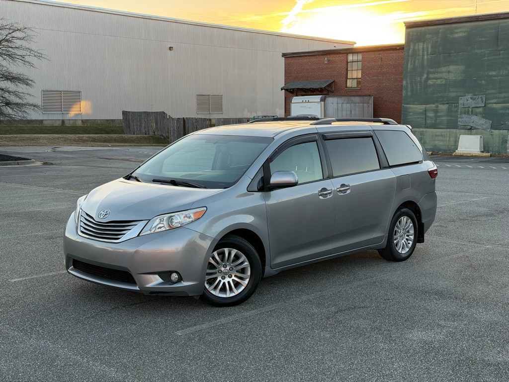 2016 Toyota Sienna Image 2