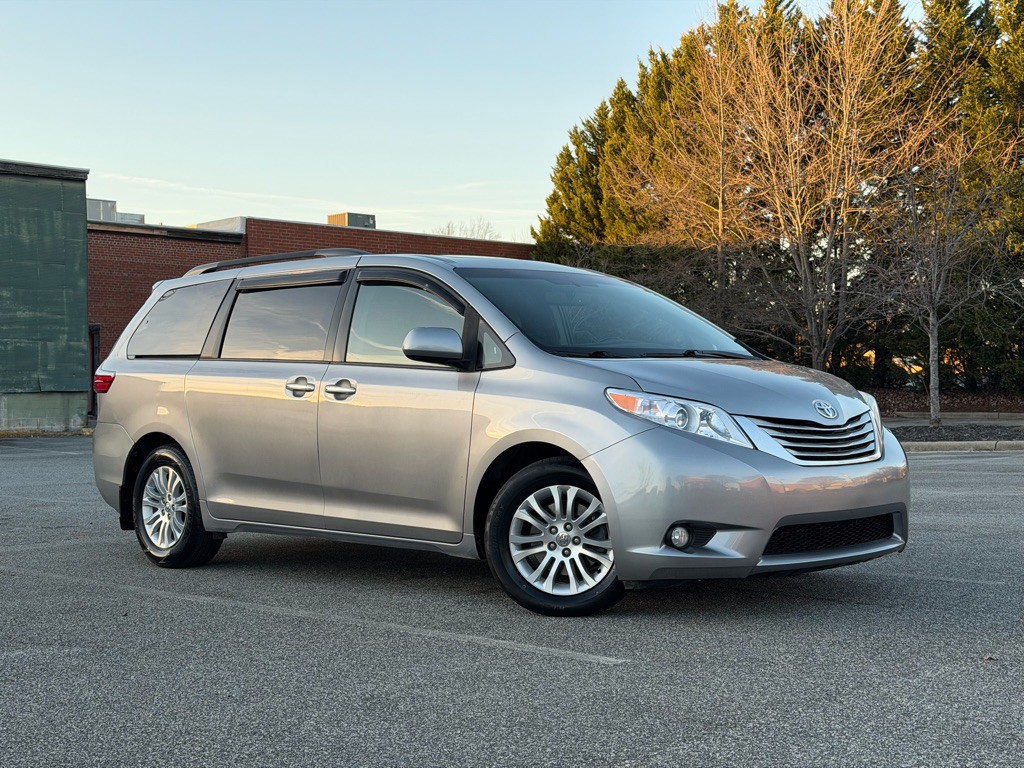 2016 Toyota Sienna Image 3