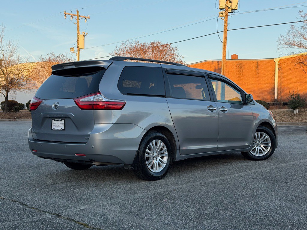 2016 Toyota Sienna Image 5