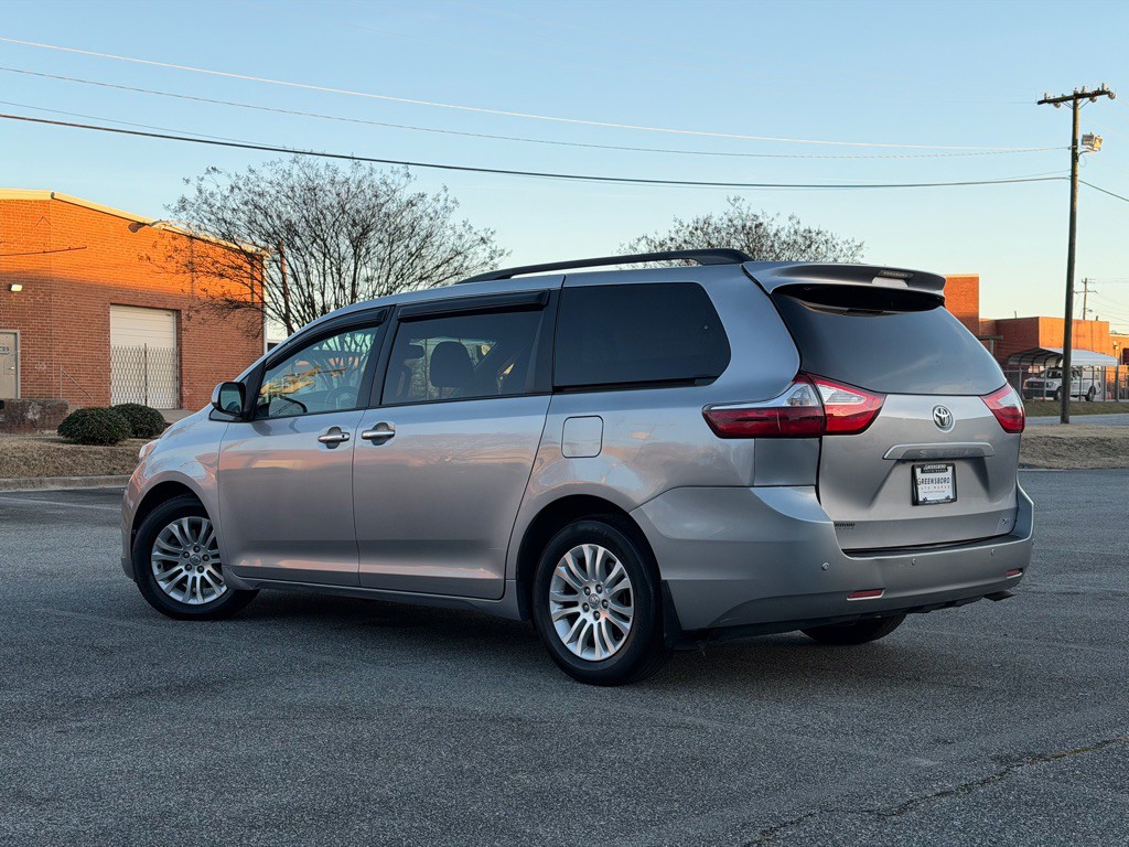 2016 Toyota Sienna Image 6