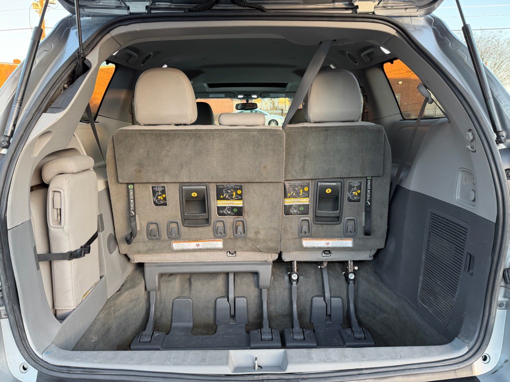 2016 Toyota Sienna Image 8