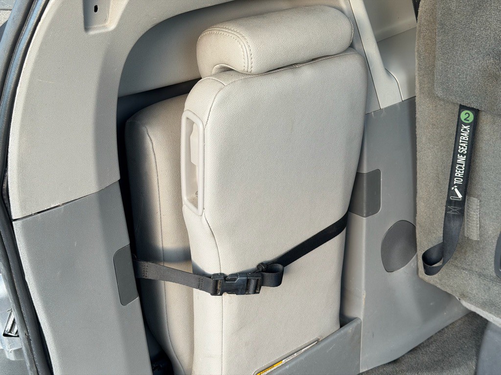 2016 Toyota Sienna Image 9