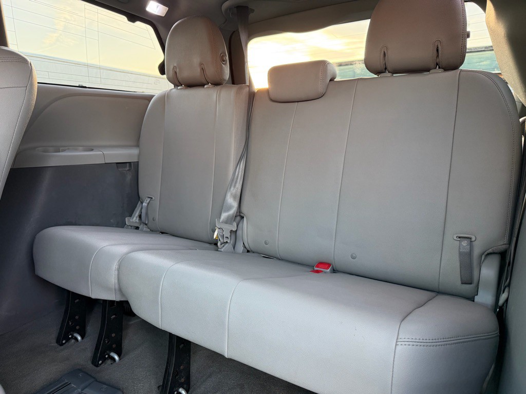 2016 Toyota Sienna Image 10