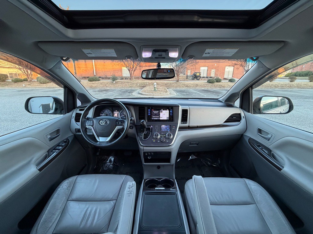 2016 Toyota Sienna Image 12