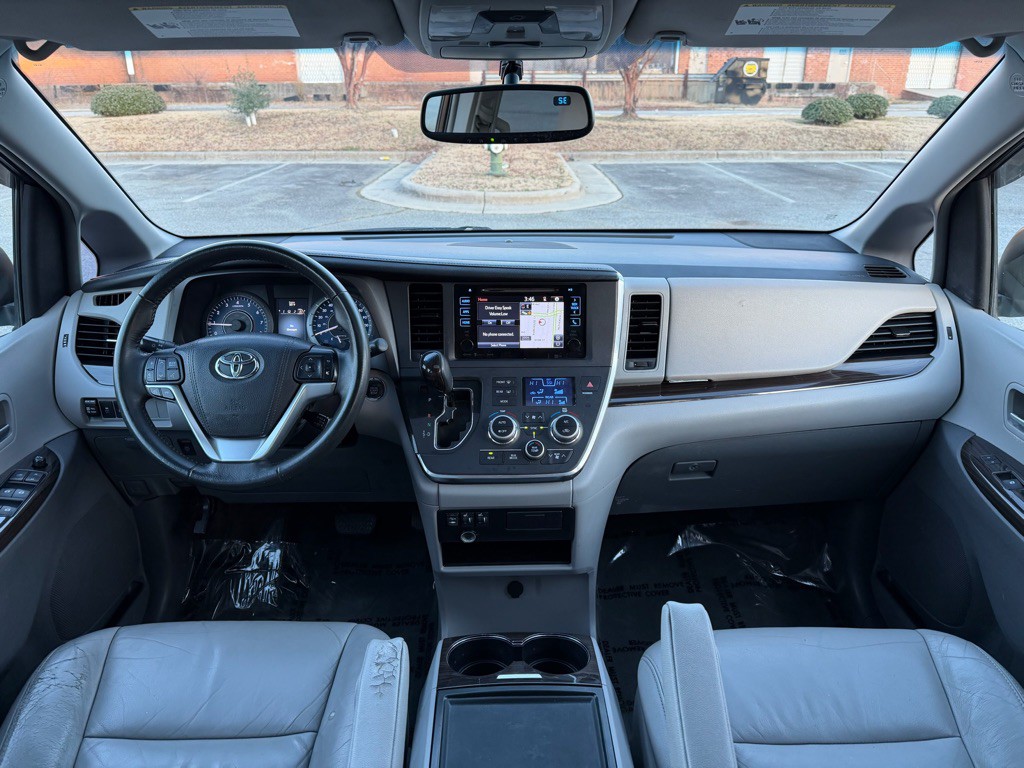 2016 Toyota Sienna Image 13